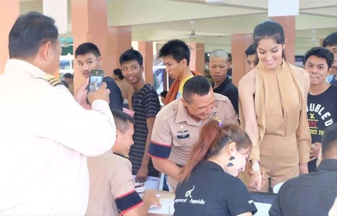 Güzellik kraliçesi askerlik kuyruğunda  - Resim: 2