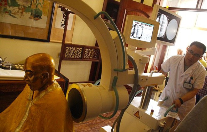 1000 yıllık rahip mumyasından çıkanlar herkesi şoke etti - Resim: 1