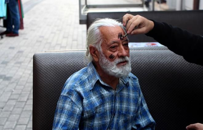 Tiyatro oyuncusu dilenci oldu! Yarım saatte topladığı para akıllara zarar - Resim: 2