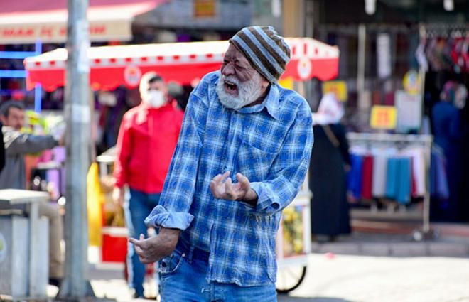 Tiyatro oyuncusu dilenci oldu! Yarım saatte topladığı para akıllara zarar - Resim: 3