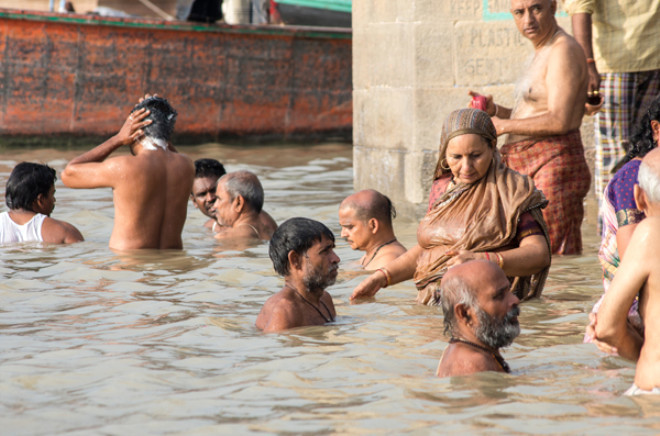 Bu nasıl gelenek burada kızlar köpeklerle evleniyor! - Resim: 1