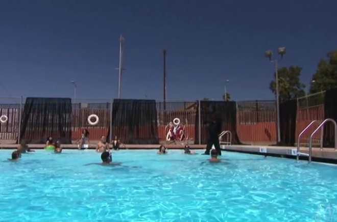 Maskeli sihirbaz hileleri gösterdi suyun üzerinde nasıl yürüyor? - Resim: 2