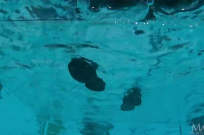 Maskeli sihirbaz hileleri gösterdi suyun üzerinde nasıl yürüyor? - Resim: 3