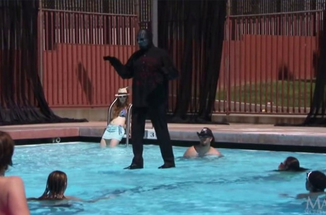 Maskeli sihirbaz hileleri gösterdi suyun üzerinde nasıl yürüyor? - Resim: 4