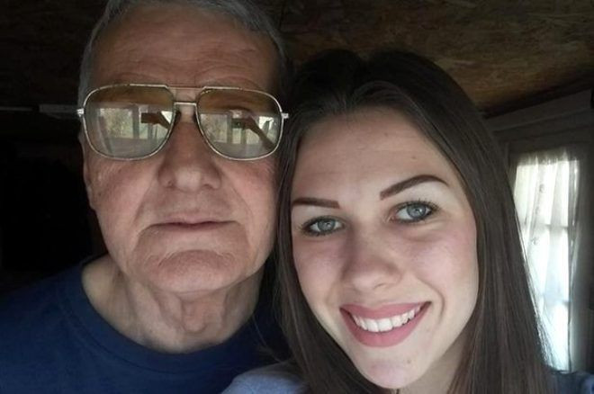 Canlı yayında 74 yaşındaki kocasını genç model 60 yaşındaki adamla duşta aldattı - Resim: 1