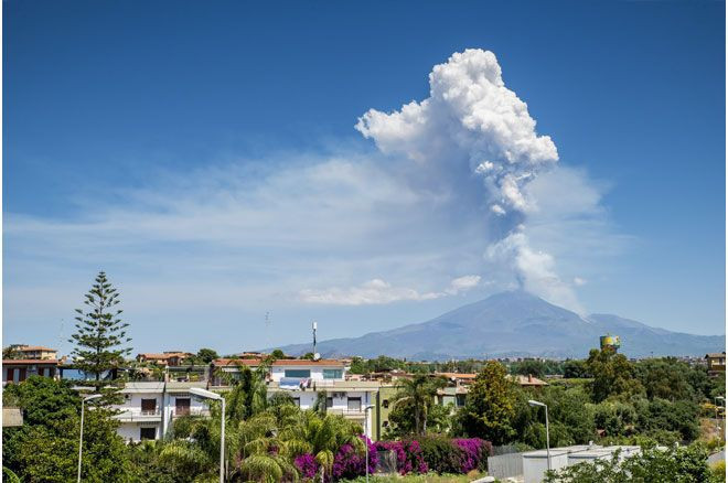Etna Yanardağı patladı: Turistler panik halinde kaçmaya başladı - Resim: 1