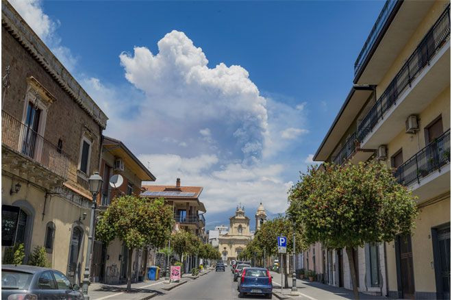 Etna Yanardağı patladı: Turistler panik halinde kaçmaya başladı - Resim: 2