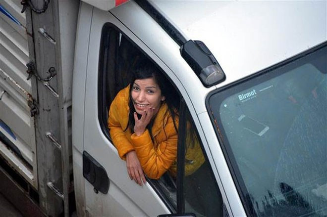 Mahsur kaldı diğer araca geçince büyük şoka uğradı! - Resim: 2