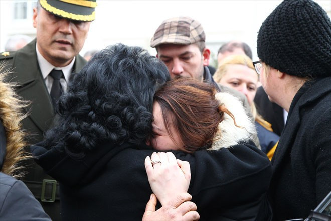Şehit eşinden yürek yakan sözler! Valinin boynuna sarılıp... - Resim: 4