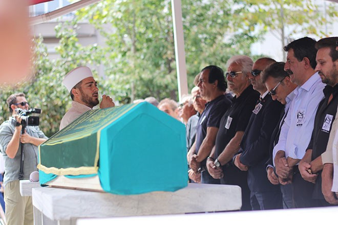 Mahmut Hekimoğlu toprağa verildi! Serpil Çakmaklı isyan etti - Resim: 1