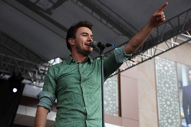 Mustafa Ceceli'yi hiç böyle görmediniz! Sahnede uçan tekme... - Resim: 1