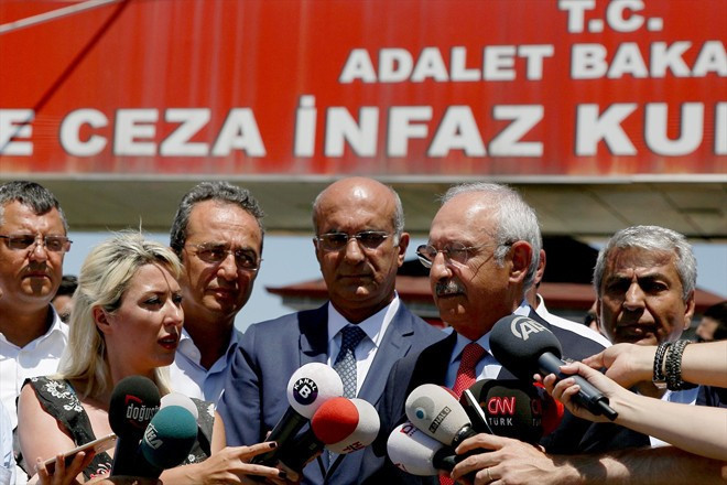 Enis Berberoğlu Kılıçdaroğlu'nu gördüğünde bakın ne yaptı - Resim: 1