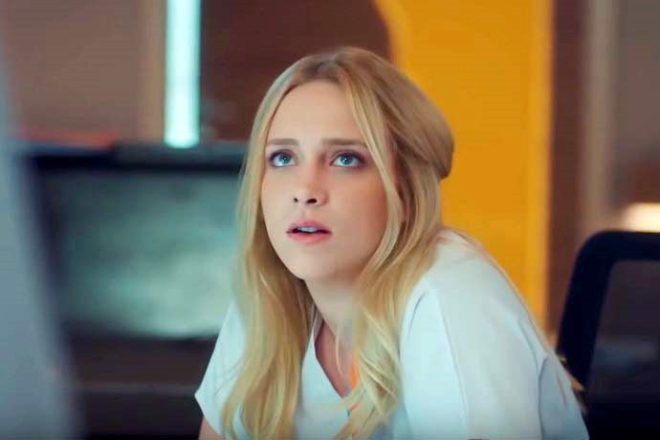 Mucize Doktor hayranlarını çıldırttı! Hayal Köseoğlu'nun göğüs dekolteli pozları olay - Resim: 1