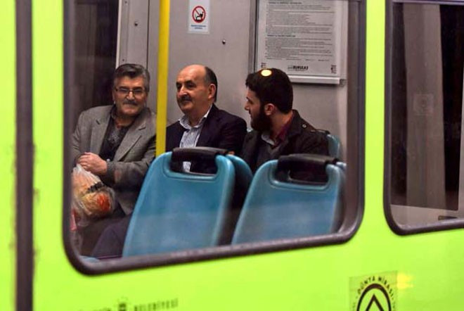 Bakanı metroda görenler gözlerine inanamadı! - Resim: 3