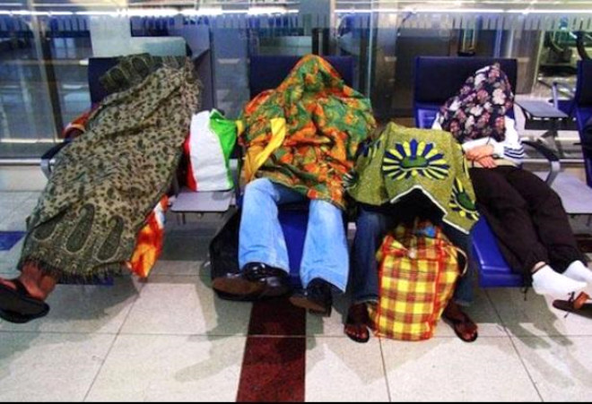 Bu insanlar havaalanının orta yerinde neden bu haldeler? - Resim: 1