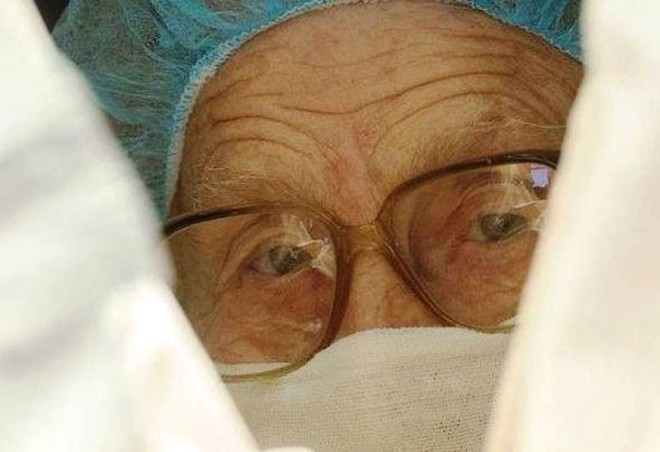 89 yaşında hala ameliyat ediyor yok böyle doktor - Resim: 1