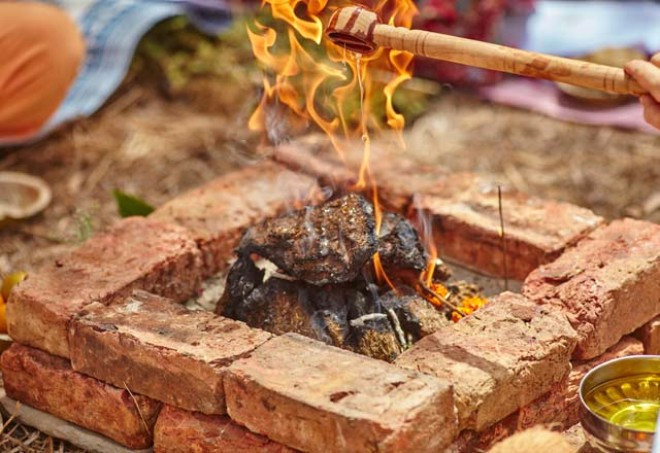 Böyle gelenek olur mu demeyin gerdek gecesi annesiyle birlikte... - Resim: 3