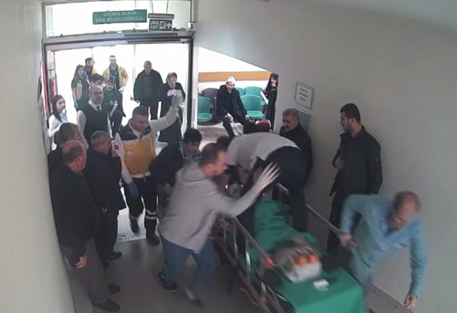 Kahraman doktor hastayı böyle kurtardı! Sedyeye çıkıp... - Resim: 2