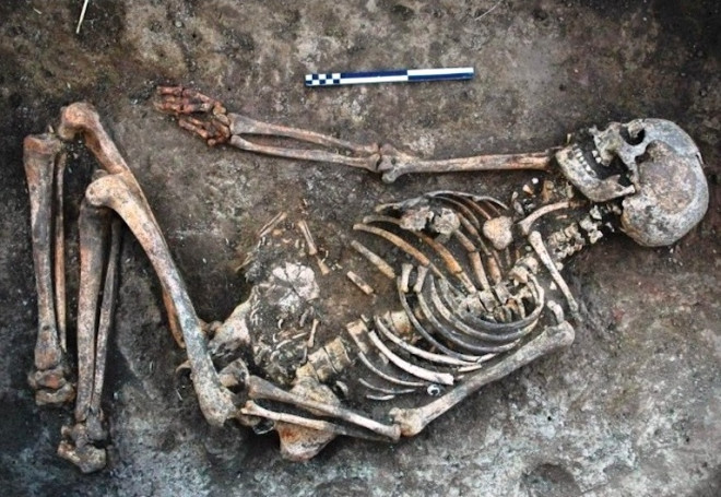 Mezarından çıkarıp kemiklerini süslemişler - Resim: 1