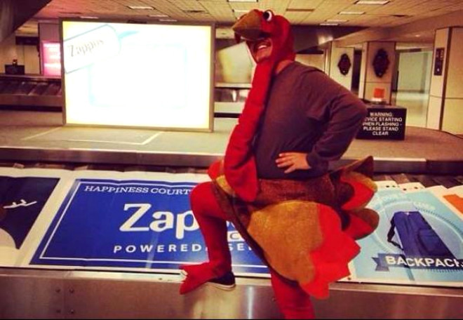 Bu insanlar havaalanının orta yerinde neden bu haldeler? - Resim: 3