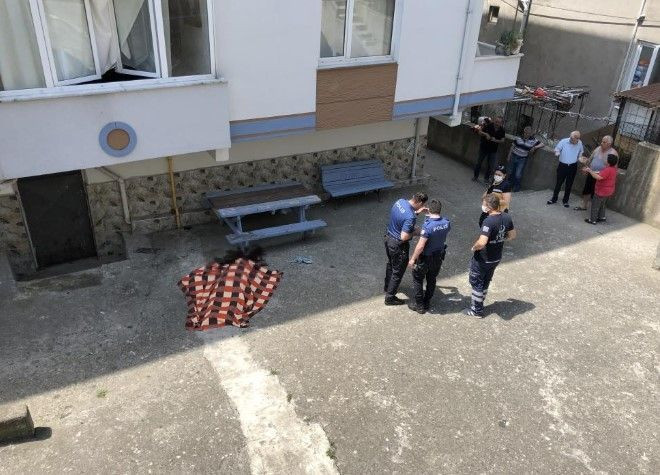 Sinop'ta evinin camlarını silerken aşağıya düşen yaşlı kadın hayatını kaybetti! - Resim: 1