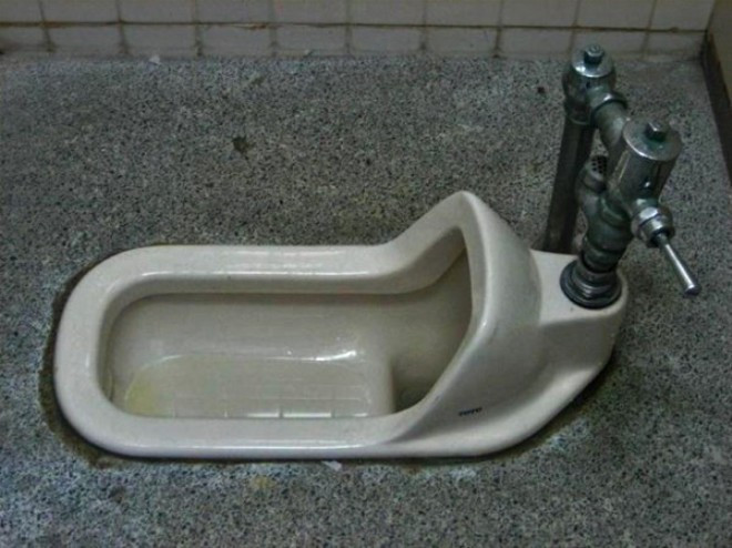 Burada tuvaletin kapısı yok kadınlar erkekler yan yana... - Resim: 4