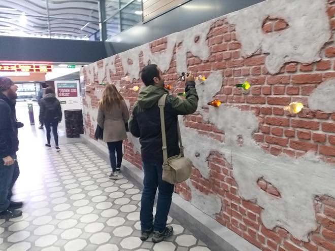 Duvardaki şişeden korkunç manzarayı gördü! Herkes dehşete kapıldı - Resim: 3