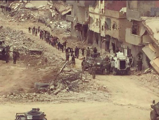 Nusaybin'de 42 PKK'lının teslim olma anı! Askerlerin önünde soyunup... - Resim: 4
