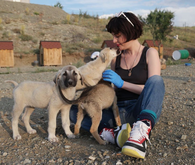 Gonca Vuslateri sütyensiz dekolteli pozunu paylaştı takipçilerinin ağzı açık kaldı - Resim: 4