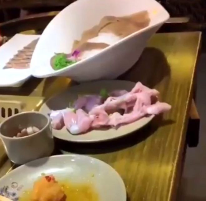 Restoranda ağızları açık bırakan an! Servis edilen tavuk canlanıp zıpladı - Resim: 1