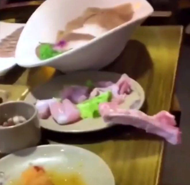 Restoranda ağızları açık bırakan an! Servis edilen tavuk canlanıp zıpladı - Resim: 2