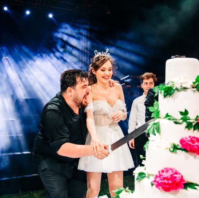 Eser Yenenler'in düğünü yakın dostların arasını açtı Merve Boluğur o ismi sildi! - Resim: 1