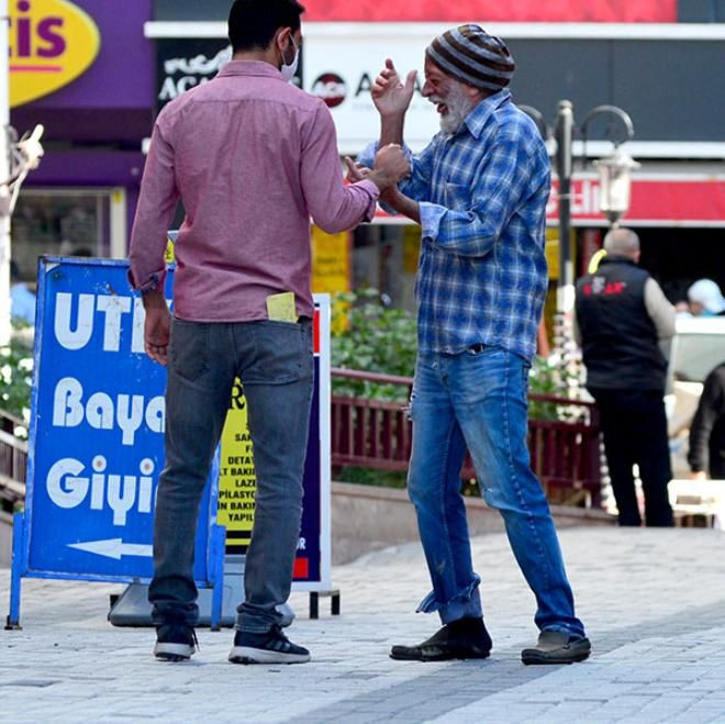 Tiyatro oyuncusu dilenci oldu! Yarım saatte topladığı para akıllara zarar - Resim: 4