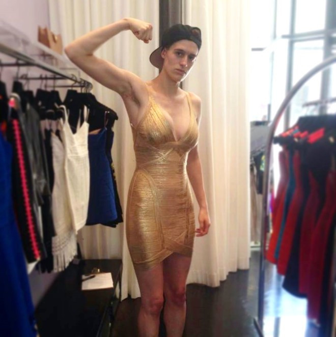 Takım elbiseyle erkek mini etek giydiğinde kadın oluyor! - Resim: 3