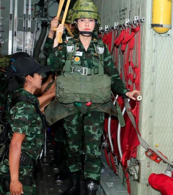 Tayland Kralı'nın resmi metresinin çıplak fotoğrafları sızdı! Manşetlere çıkan skandal fotoğraflar - Resim: 3