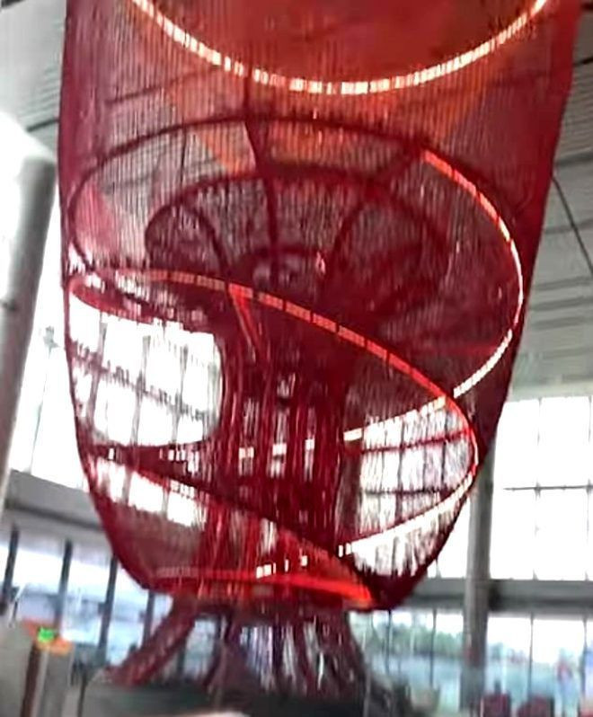 Sıra dışı havalimanı! Uçağa kaydırakla yetişiyorlar içinde orman var - Resim: 4