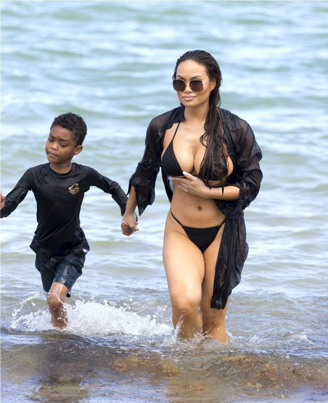 Frikiğe ramak kala! Ateşli modelin başı, tanga bikinisiyle.... - Resim: 2