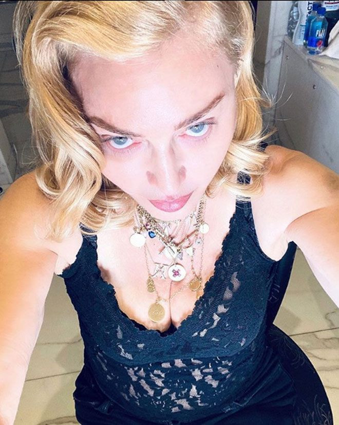 Madonna banyoda selfie çekti! Kalçalarındaki değişim sosyal medyayı salladı - Resim: 1