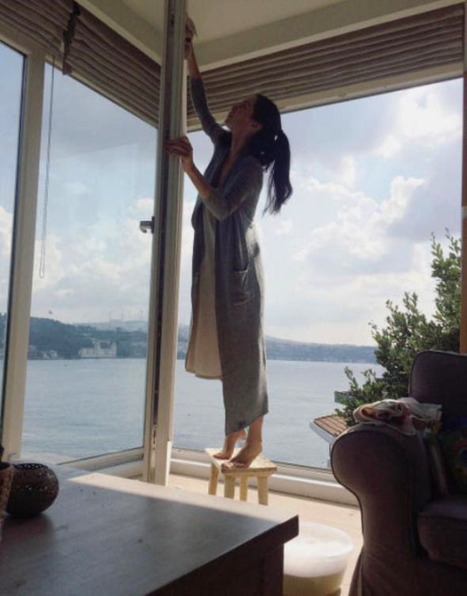 Boğaz manzaralı evinde camları bile kendi siliyor - Resim: 3