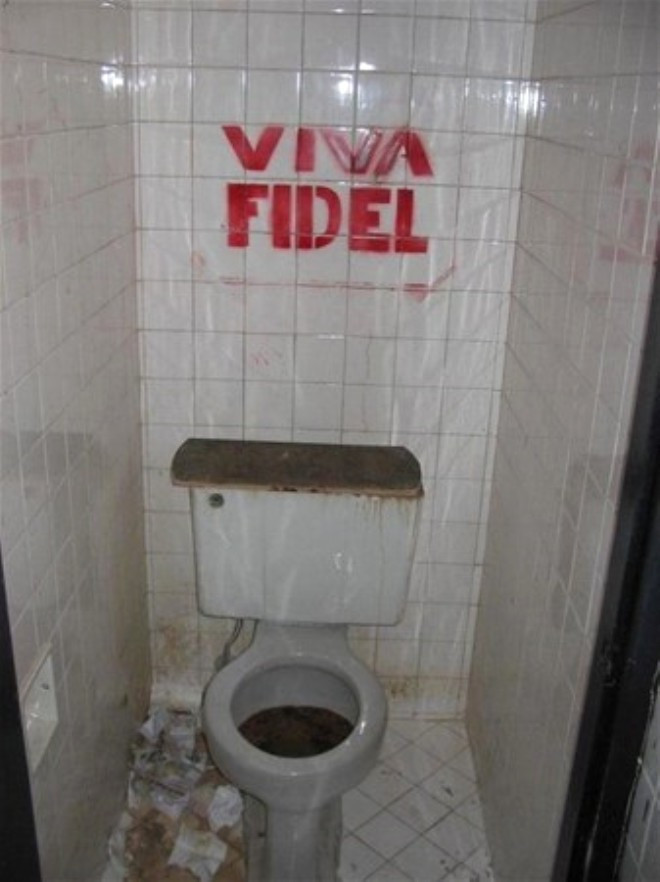 Burada tuvaletin kapısı yok kadınlar erkekler yan yana... - Resim: 2