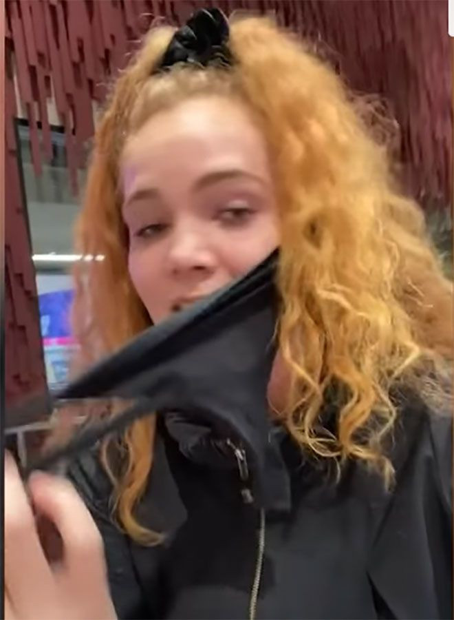 Maskesini evde unutan genç kız külodunu yüzüne geçirdi! - Resim: 4