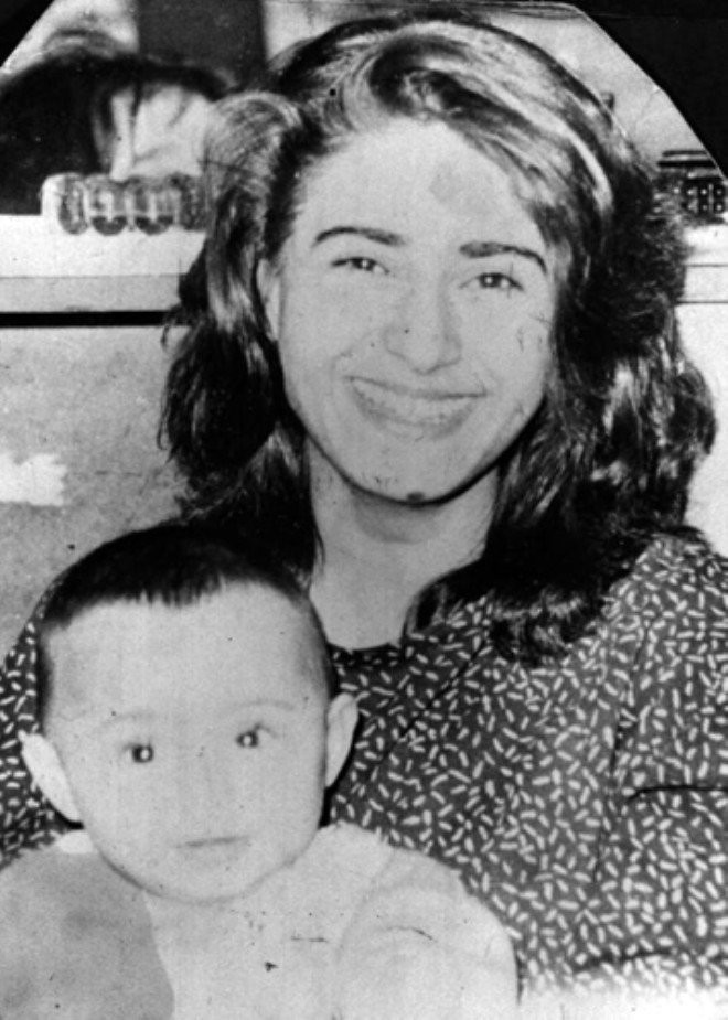 Fotoğraftaki kişiyi tanıdınız mı elektrikleri bile yoktu şimdi çok ünlü! - Resim: 3