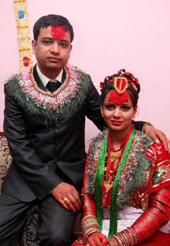 Böyle gelenek olur mu demeyin gerdek gecesi annesiyle birlikte... - Resim: 2