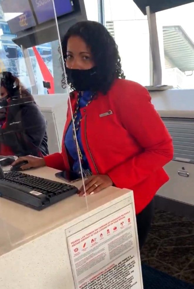 ABD'de genç kadın apar topar uçağa alınmadı! Sebebi ise bu fotoğrafta gizli - Resim: 1