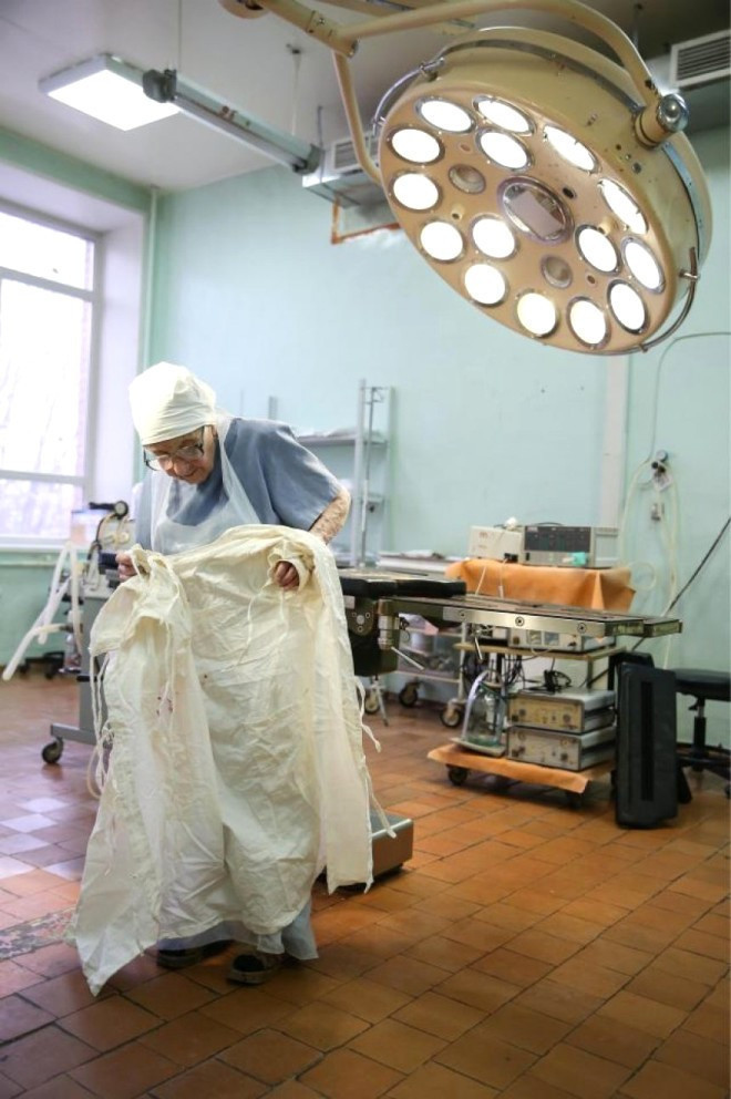 89 yaşında hala ameliyat ediyor yok böyle doktor - Resim: 2