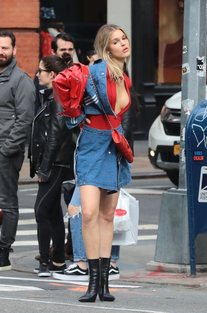 Seksi model derin dekoltesi ile trafiği birbirine kattı - Resim: 3