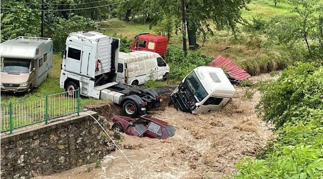 Karadeniz'i şiddetli sağanak vurdu! Köprüler yıkıldı, evleri su bastı AFAD'den hayati uyarı: Evleri terkedin üst kata çıkın - Resim: 4