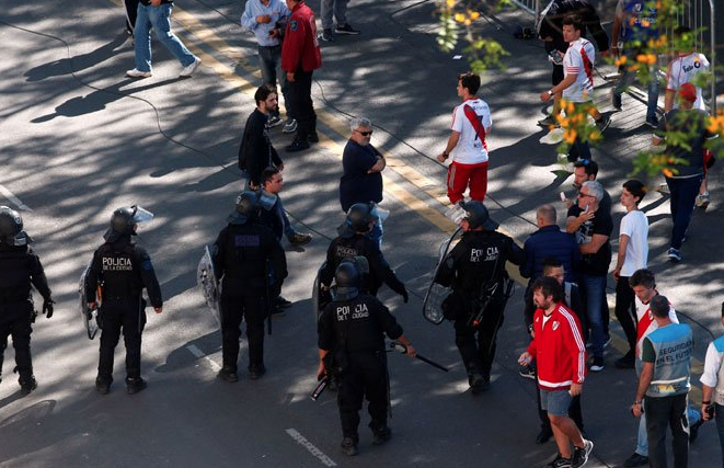 Derbi öncesi olay çıktı futbolcular sakatlandı 16 gözaltı var - Resim: 2