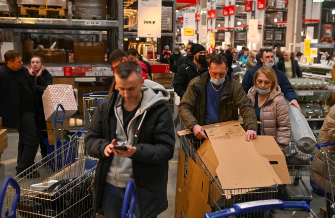 Ruslar kapanacak mağazalara akın etti IKEA'da adım atacak yer kalmadı - Resim: 4