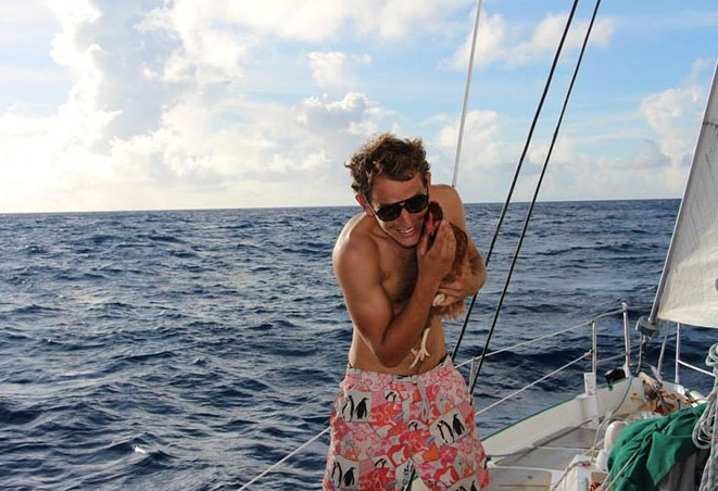 Bu tavuk 2 yıldır dünya turu yapıyor! Çok şaşıracaksınız - Resim: 2